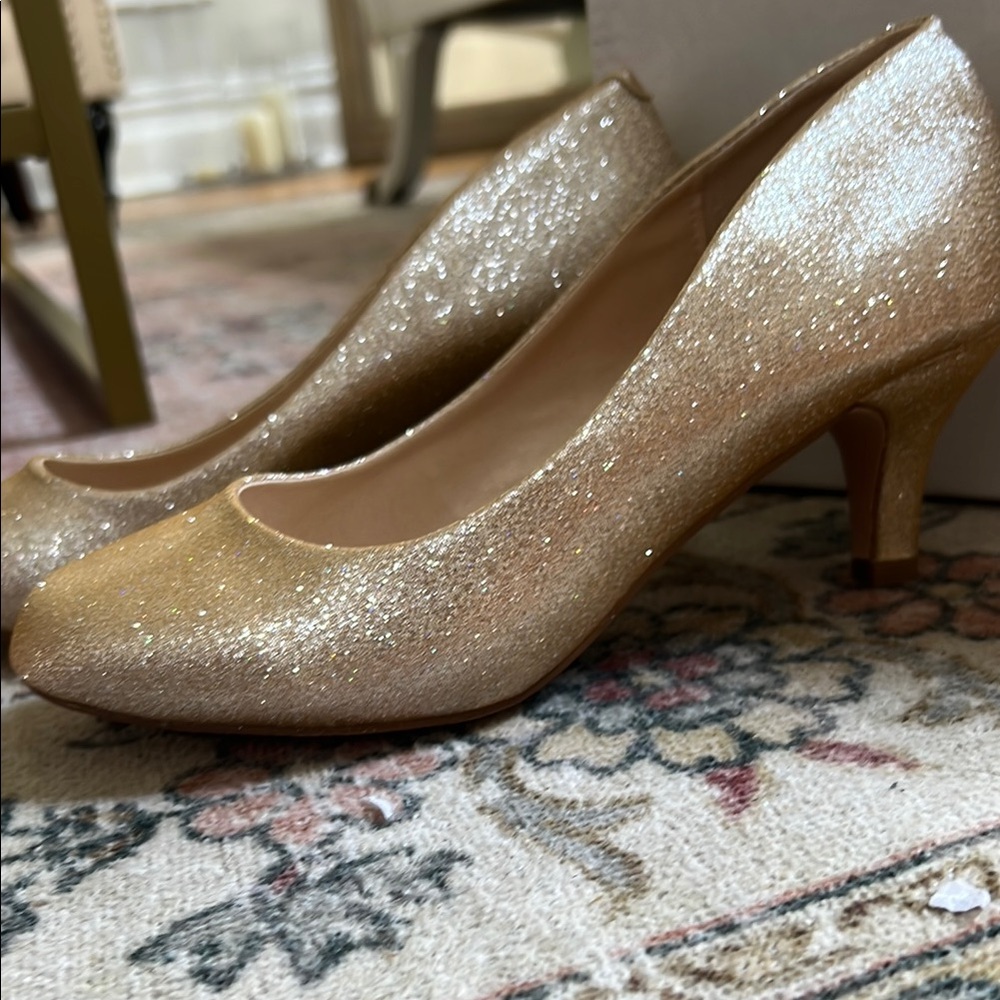 Elegant Gold Glitter Women's Heels.  New w box!
